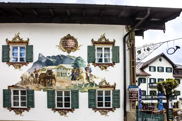 BAVARIA, ALEMANHA - 2 DE MAIO DE 2016: Muro de casa de pintura na aldeia Oberammergau — Fotografia de Stock