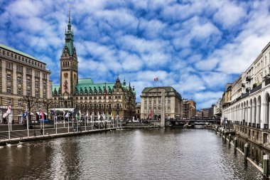Hamburg, Almanya - 30 Mayıs 2016: Hamburg Belediye Binası ve Alster Nehri, Almanya