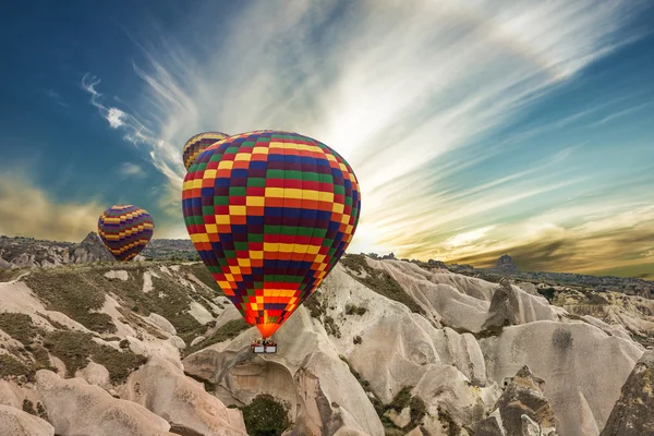 Balões na montanha, Capadócia, Turquia — Fotografia de Stock