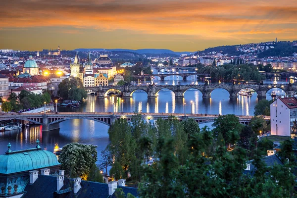 Vista al atardecer de Praga de la arquitectura de la Ciudad Vieja y el puente Charles — Foto de Stock