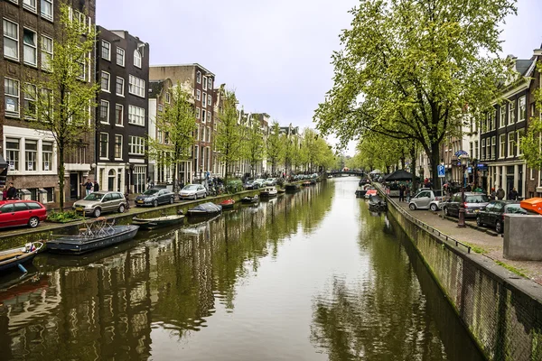 Amsterdam, Hollanda - 7 Mayıs 2016: Canal sokağına evleri  