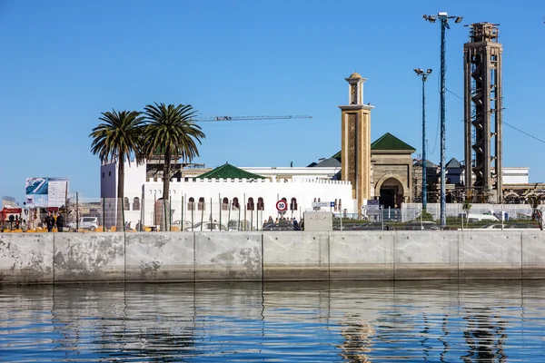 Танжер, Марокко - 7 травня 2016: Мечеть набережна видом на океан — стокове фото