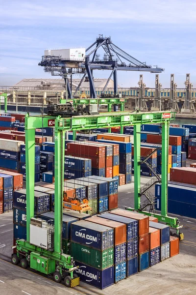 CASABLANCA, MARRUECOS - 30 DE MAYO DE 2016: Terminal de contenedores en el puerto marítimo de Casablanca, Marruecos — Foto de Stock