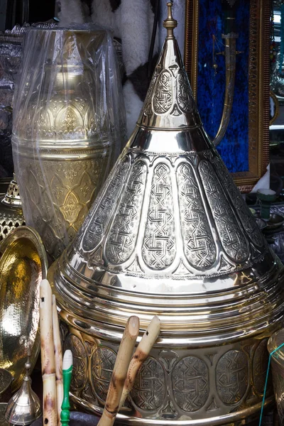 Marocký trh suvenýr a nádobí. Kovové nádobí ražení — Stock fotografie