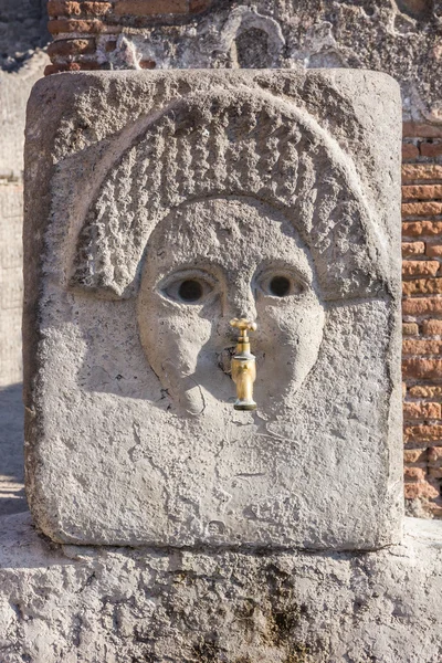 Pompeje, Neapol, Itálie. Starověké kašna, ruiny římského města — Stock fotografie