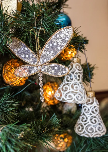 Julgran, klockor och butterfly dekoration — Stockfoto