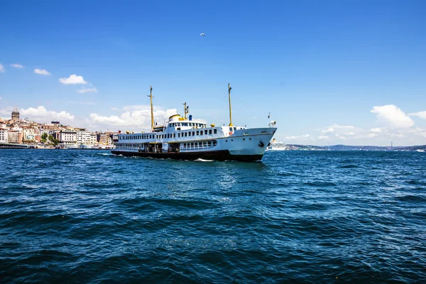 Passagiersschip in bosporus, istanbul, Turkije — Stockfoto