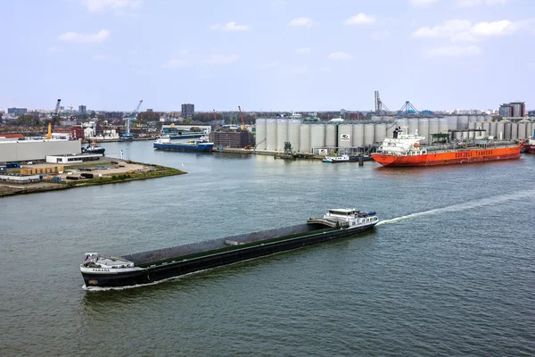 ROTTERDAM, PAESI BASSI - 28 MAGGIO 2016: Terminal delle petroliere e nave da carico, Rotterdam, Paesi Bassi — Foto Stock