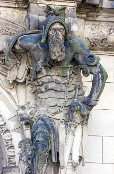 Dresde, Alemania. Atlas escultura del edificio histórico — Foto de Stock