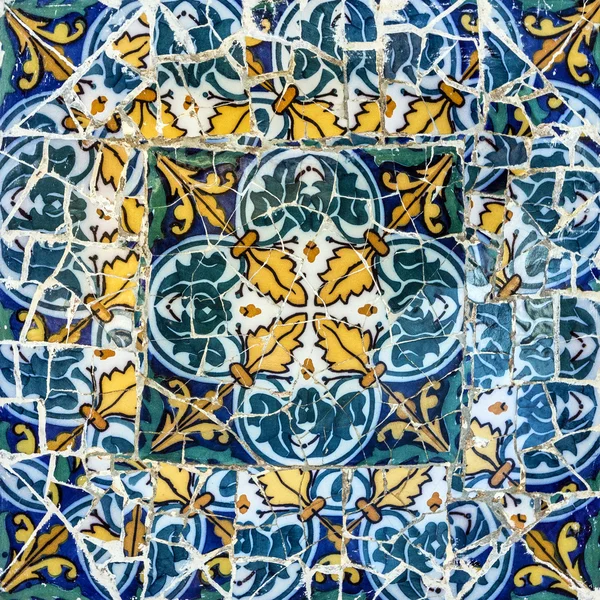 Glasscherben Mosaikfliesen, Dekoration in Park Güell, Barcelona — Stockfoto