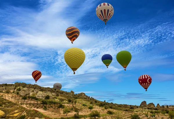 CAPPADOCIA, TURQUIA - 8 de maio de 2016: Balões de ar quente na Capadócia, Turquia — Fotografia de Stock