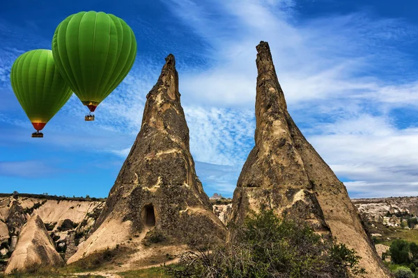 Μπαλόνια που πετούν πάνω από το Γκιόρεμε, Καππαδοκία, Τουρκία, — Φωτογραφία Αρχείου