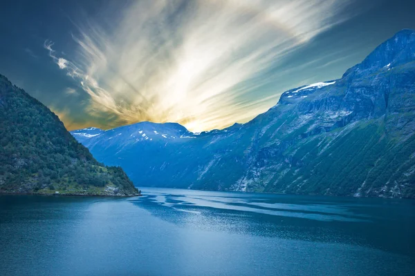 Fiordo noruego, Sunset mountain seaside Geiranger — Foto de Stock