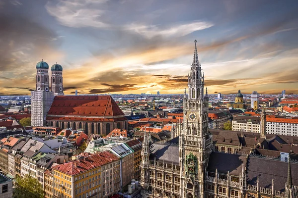 Coucher de soleil Munich architecture panoramique, Bavière, Allemagne. Frauenki — Photo