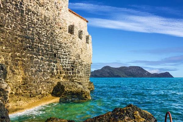 Praia do mar e parede da cidade velha, Adriático, Budva, Montenegro . — Fotografia de Stock