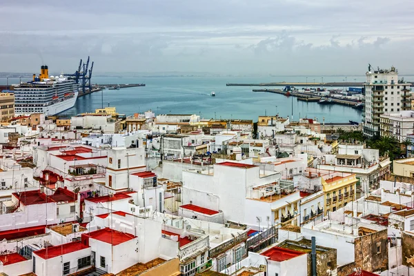 Cadiz, Spanien. Panirama av staden och havet port — Stockfoto