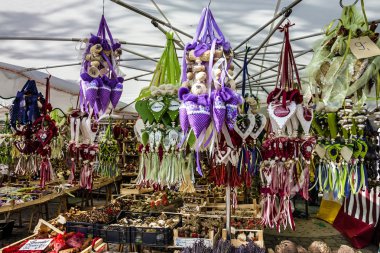 Münih, Almanya - 12 Mayıs 2022: Viktualienmarkt 'taki Bavyera hatıraları, ünlü bir şarküteri pazarı