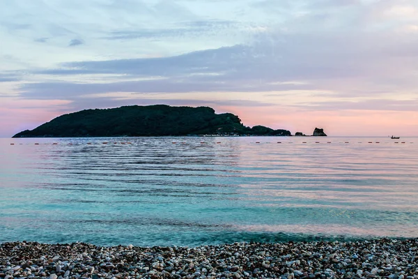 Ilha no mar, pôr do sol da praia . — Fotografia de Stock