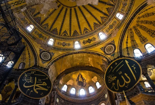 Istanbul, Turkije - 9 juli 2016: Interieur van de Hagia Sophia in Istanbul, Turkije - grootste monument — Stockfoto