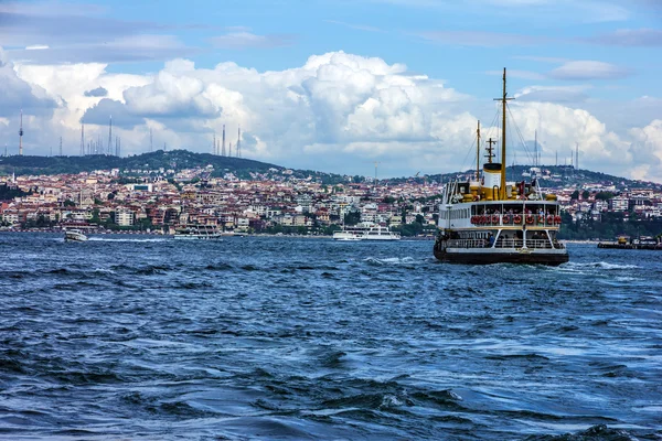 Vaartuig in de Bosporus, Istanbul, Turkije — Stockfoto