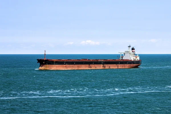 Cargo vessel sailing in sea — Stock Photo, Image