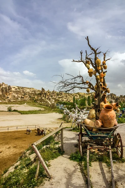 Carro con jarras de cerámica en Capadocia, Turquía — Foto de Stock