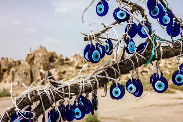 Traditional blue evil eyes. Tree with popular Turkish souvenir. — Stock Photo, Image
