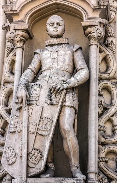 Estatua de caballero con tabla y espada, Lisboa, Portugal — Foto de Stock