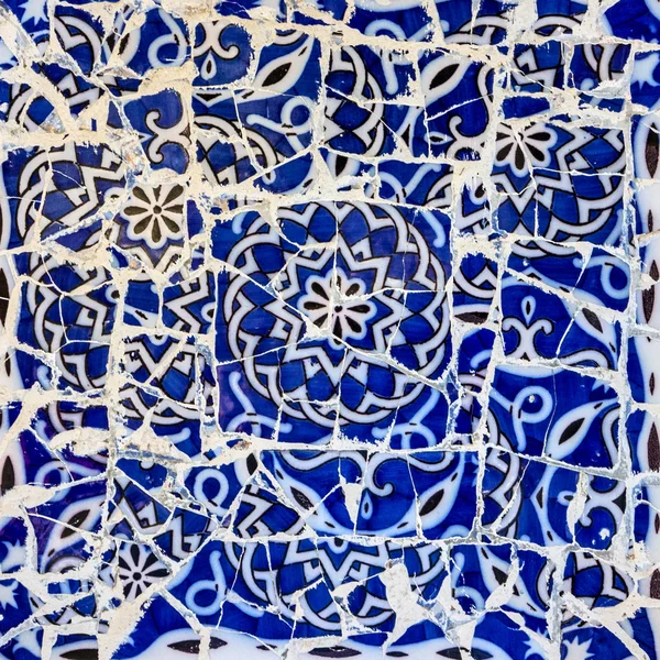 Mozaika keramická dlaždice, dekorace v Park Guell, Barcelona, Španělsko. — Stock fotografie