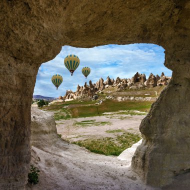Türkiye 'nin Kapadokya kentinde uçan balonlar.