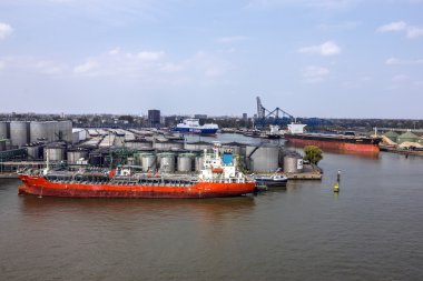 Rotterdam, Hollanda - 5 Temmuz 2016: Yük gemisi sea port Rotterdam, Hollanda.