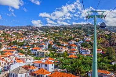  Madeira Adası, Portekiz. Funchal şehir teleferik görünümü evler