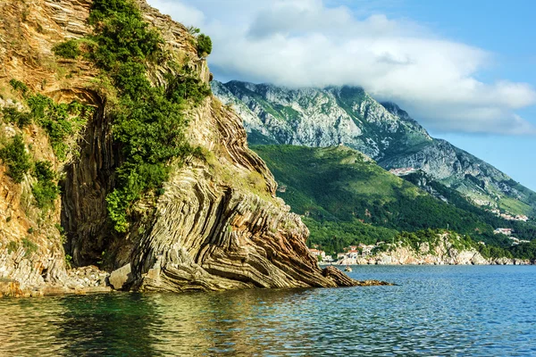 Praia de verão, rochas e morro, Budva, Montenegro — Fotografia de Stock
