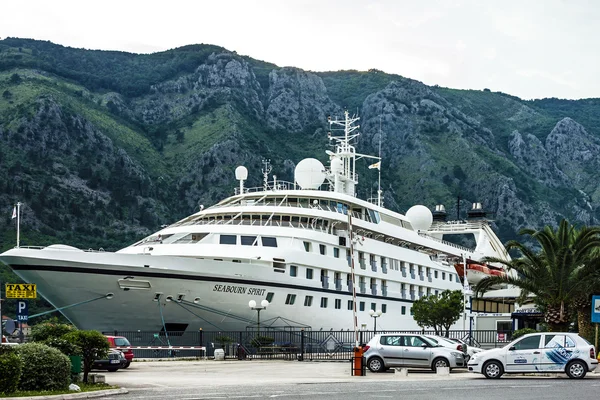 KOTOR, MONTENEGRO - JULY 3, 2016: Cruise ship Seaborn Spirit came into Kotor port, Montenegro — Stock Photo, Image