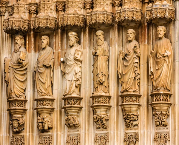 Fragment of gate with stone Apostles carving sculptural images — Stock Photo, Image