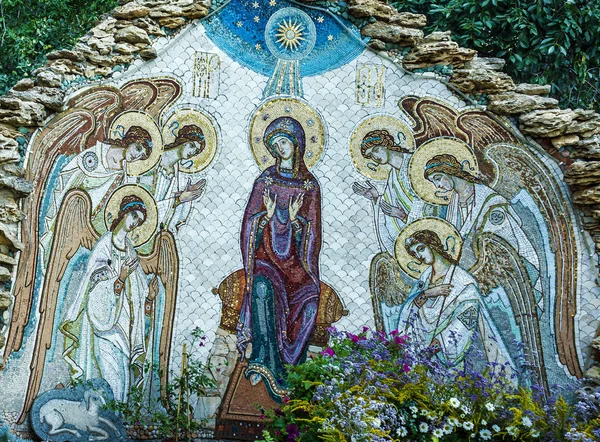 ODESSA, UKRAINE - 20 IULIE 2016: Mozaicul de Crăciun al Fecioarei Maria cu îngeri în mănăstirea creștină ortodoxă din Odessa, Ucraina — Fotografie, imagine de stoc