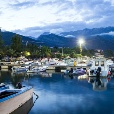  Budva, Karadağ - 1 Ağustos 2016: Gece görünümü summ, Budva deniz cephesinde teknelerle