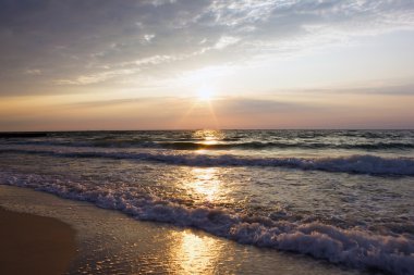 Daybreak deniz üzerinde. Doğal peyzaj.