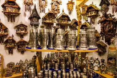 Münih, Almanya - 1 Ağustos 2016: Bira kupa ve Münih'te bir Hediyelik eşya dükkanında guguklu saatler