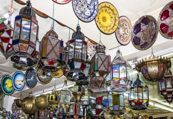 Lámparas árabes. Recuerdos tradicionales orientales marroquíes —  Fotos de Stock
