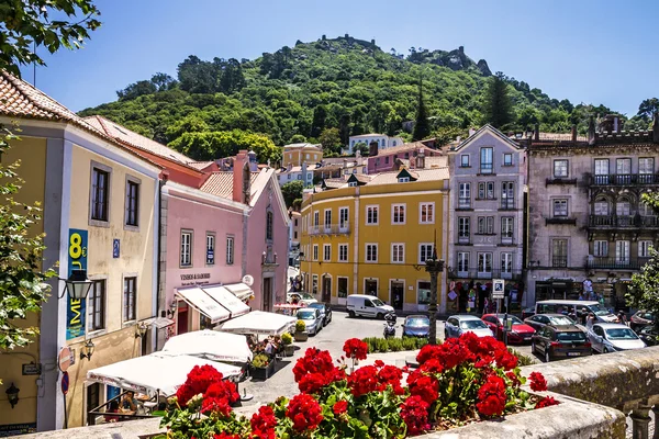 Sintra, Portugal - 2 de julio de 2016: Casas históricas en la famosa ciudad Sintra . — Foto de Stock