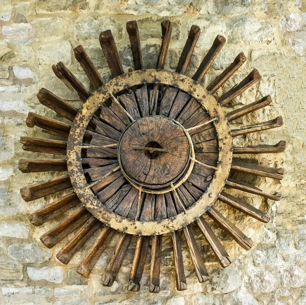 Close-up van houten zon klok, oude citadel in de stad Bar, Montenegro — Stockfoto