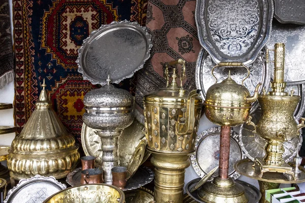 Metalen gebruiksvoorwerp stampen op de Marokkaanse markt, Casablanca — Stockfoto