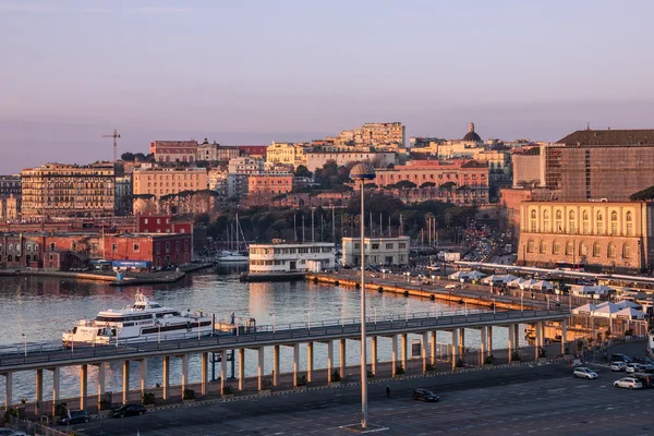 Nápoles, Italia - 1 de julio de 2016: Casas portuarias frente al mar — Foto de Stock
