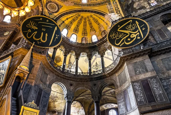 Istanbul, Turecko - 8. července 2016: Interiér chrámu Hagia Sofia v Istanbulu, Turecko - největší památník — Stock fotografie