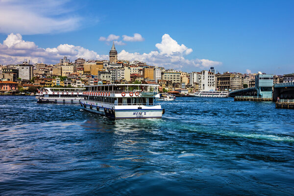 ISTANBUL, TURKEY - 30 июля 2016 года: Галатская башня, набережная Стамбула летом
