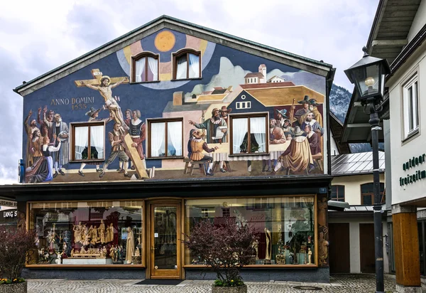 Bawaria, Niemcy - 3 lipca 2016: Malowanie domu w Niemczech, w Bawarii, ośrodka wypoczynkowego Oberammergau — Zdjęcie stockowe
