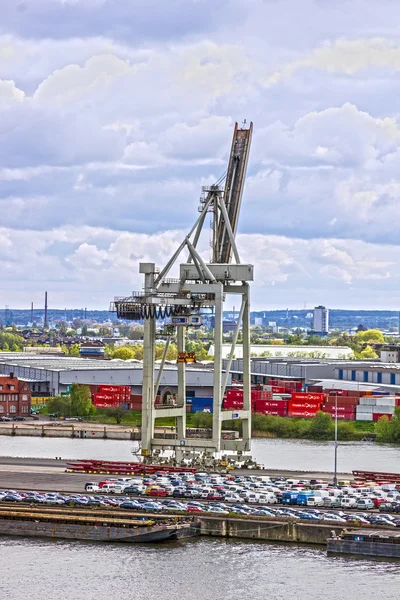 Ρότερνταμ, Ολλανδία - 4 Ιουλίου 2016: Λιμάνι γερανός στο Ρότερνταμ, Ολλανδία, τερματικά φορτίου στη θάλασσα por — Φωτογραφία Αρχείου