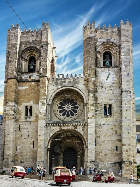 LISBOA, PORTUGAL - 4 de julio de 2016: Iglesia Catedral de Lisboa Se (Santa Maria Maior de Lisboa), Portug — Foto de Stock
