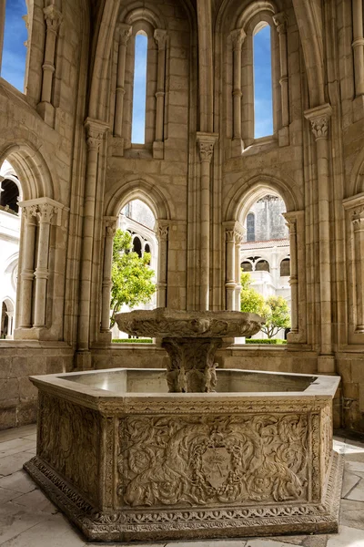 Fontaine i Alcobaça kloster är ett medeltida katolska kloster — Stockfoto